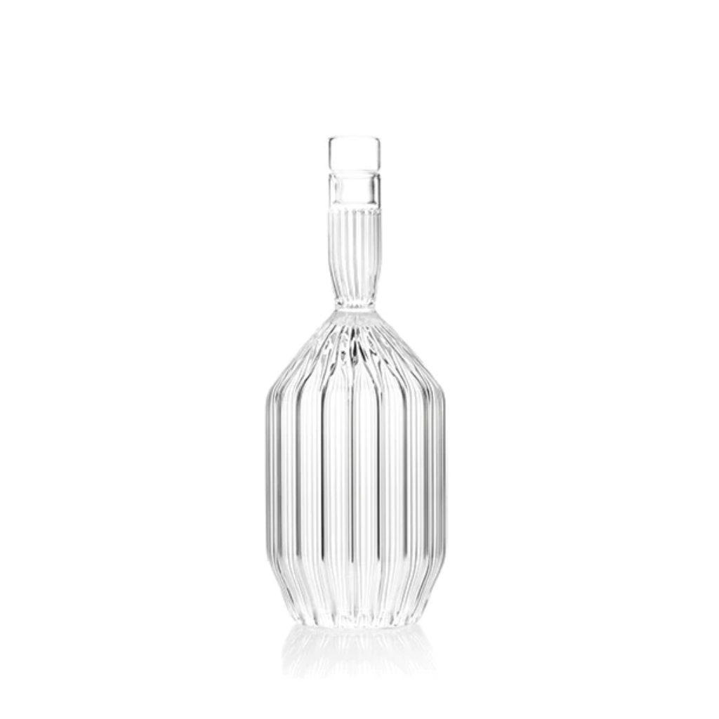 Glass fferone decanter with linear details