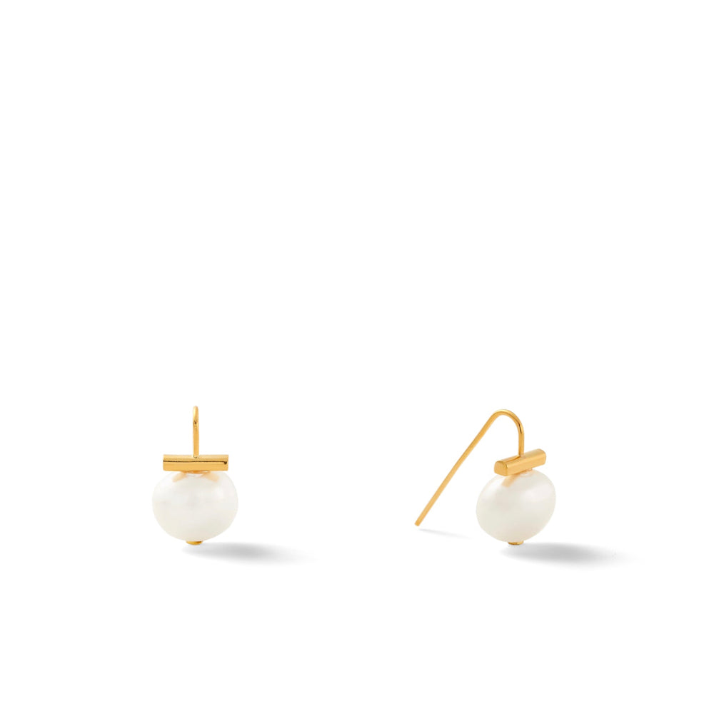 White pearl earrings with 14k gold polished bar and backing