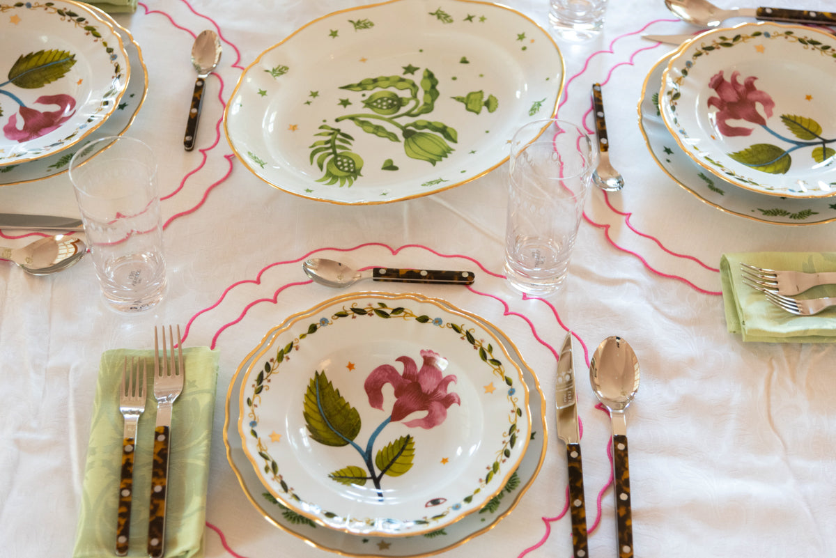 Stars Over The Garden Platter, Green in the middle of styled table